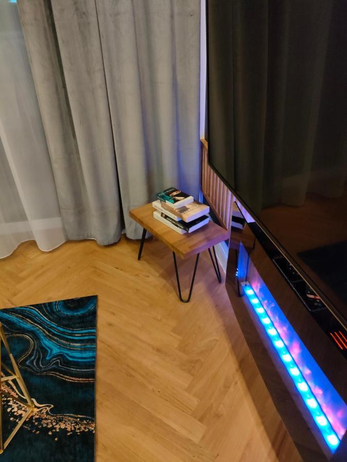 High Five Z Kominkiem Apartment *